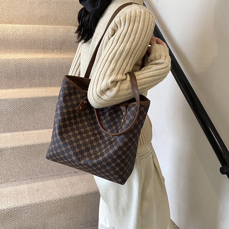 A simple and fashionable large-capacity bag for women, a new 2025 trendy tote bag for commuting, a relaxed and artistic hand-held shoulder bag details Picture