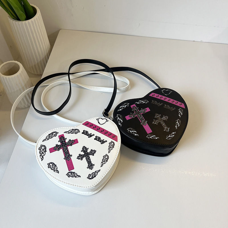 A trendy and versatile casual bag for women in 2025, a simple and stylish crossbody bag with a heart shape Application Scenario