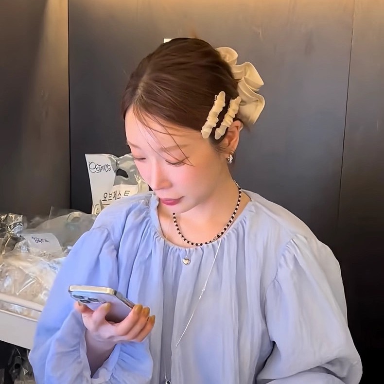 This 2025 new gentle side clip is a fashionable hair accessory for girls, featuring the same European-style organza pleated hair clip from ONI in South Korea details Picture
