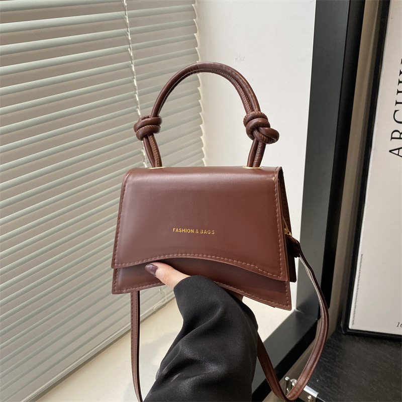 This year's popular handbag is the 2025 new stylish and versatile crossbody bag for women, an Instagram-worthy and high-quality single-shoulder handbag full figure