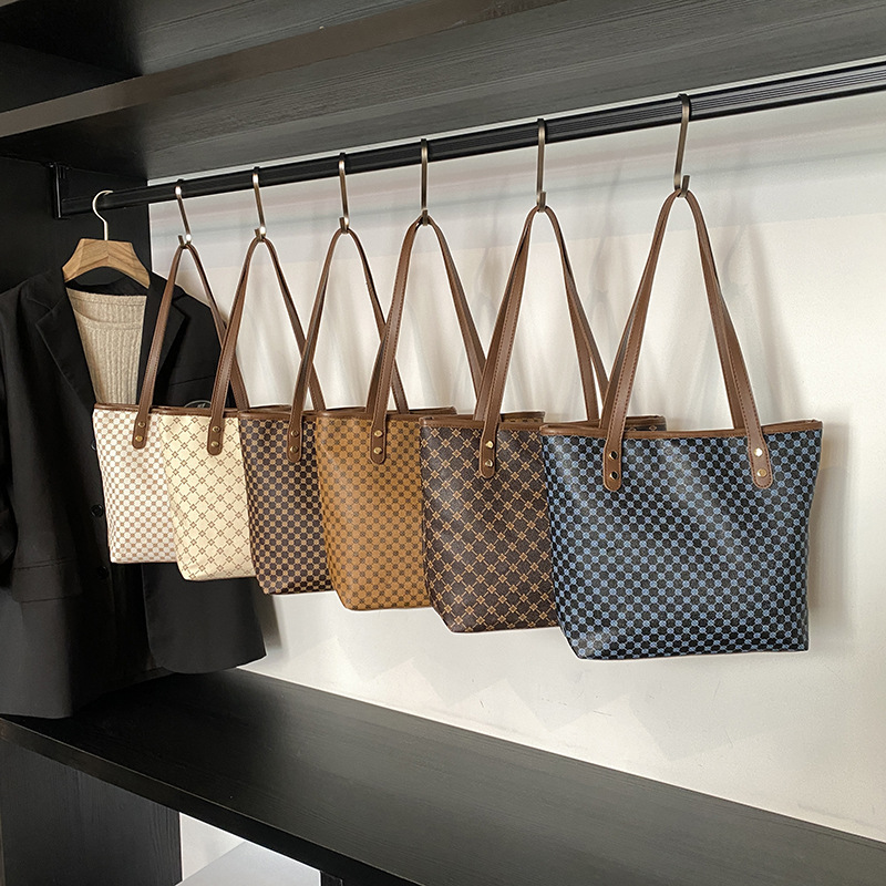 A simple and fashionable large-capacity bag for women, a new 2025 trendy tote bag for commuting, a relaxed and artistic hand-held shoulder bag Application Scenario