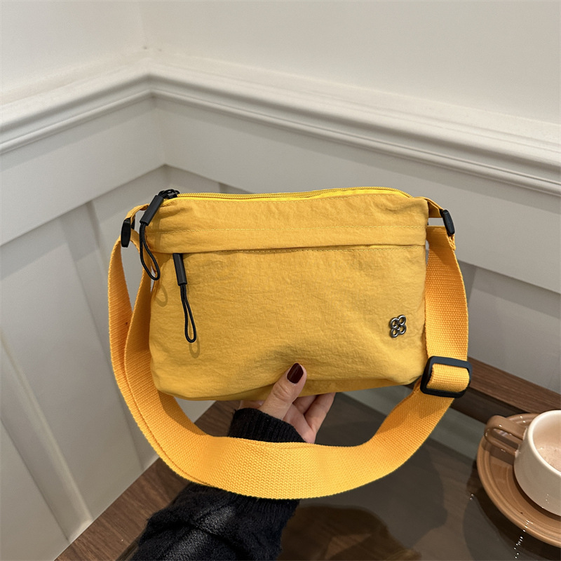 A Japanese-style fashionable and casual water-resistant portable travel bag with large capacity and light storage full figure
