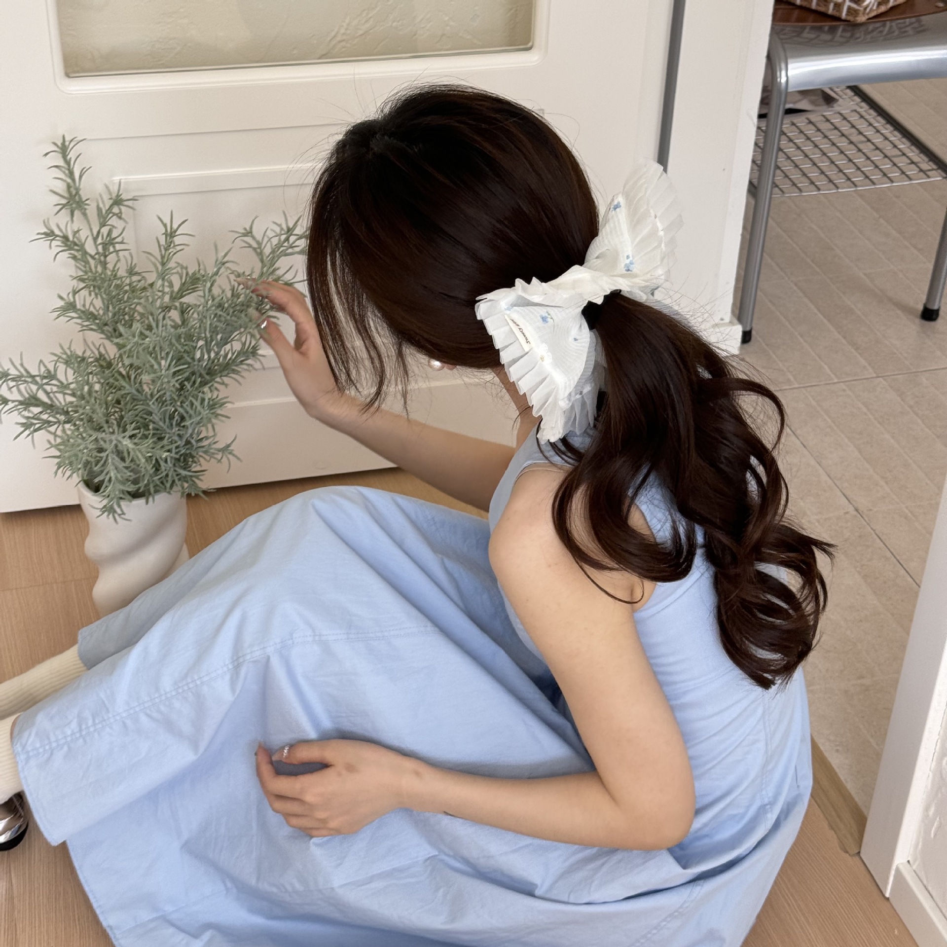 Sweet blue floral lace trim, large large intestine hair band, elegant mesh, sweet bun hairstyle, ballet-style hair accessory Specification drawing