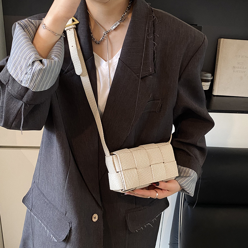 The niche design of the small square bag 2025 new style, trendy and individualistic spring, casual, fashionable and simple crossbody bag and single-shoulder bag details Picture