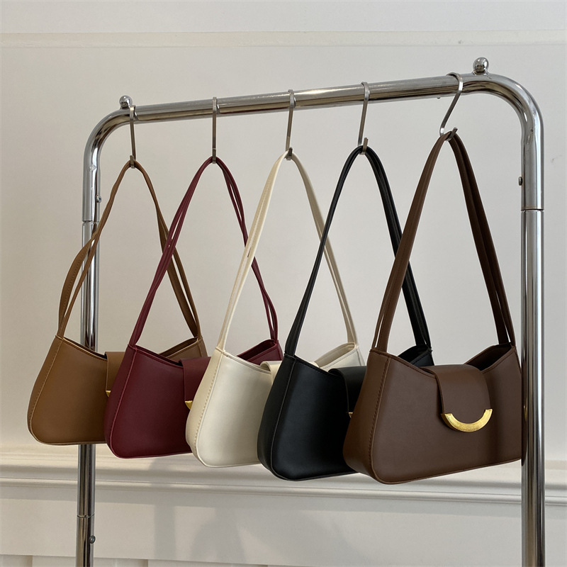 The 2025 new high-quality women's bag in solid color, with a versatile and high-end feel, is a single-shoulder underarm bag for daily commuting and casual wear Application Scenario