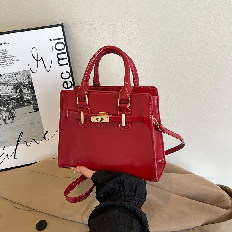 In the spring of 2025, there is a trendy and stylish Korean-style simple solid color fashionable casual crossbody single-shoulder hand-held small square women's bag full figure