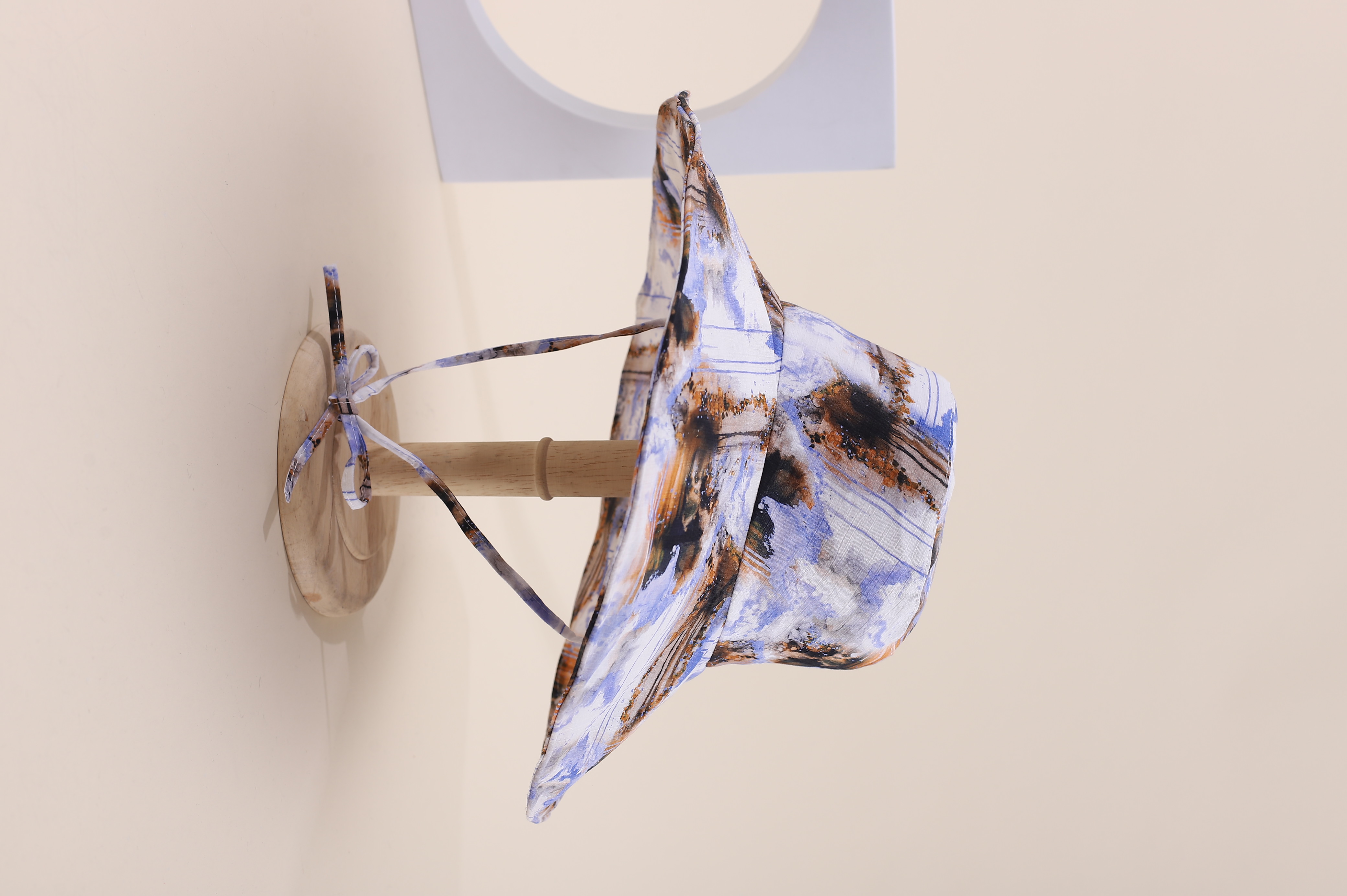 This spring and summer hit Korean-style irregular graffiti tie-dye printed large cap brim is fashionable, classic and versatile. It can make your face look good. It's suitable for small outdoor trips, sun protection, and taking photos by the seaside. This adult cap for women comes with a windproof rope Application Scenario