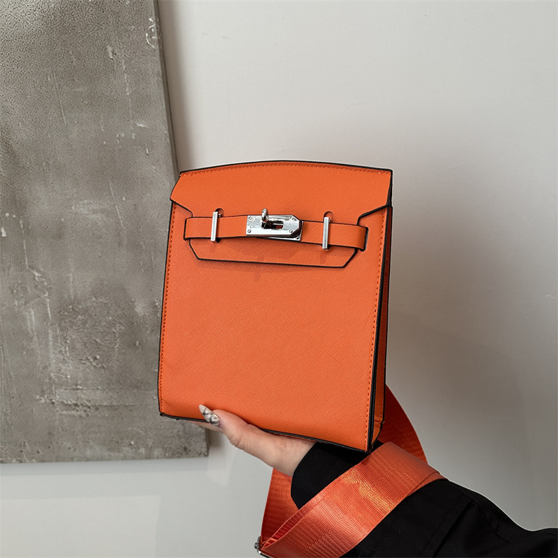 Lock 2025 Fashionable and individual new style, trendy and fashionable color contrast, stylish vertical single-shoulder mobile phone crossbody small square bag full figure