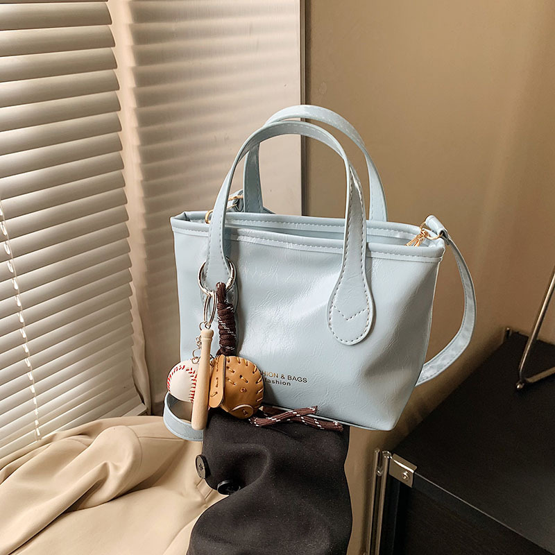A new, trendy and versatile single-shoulder crossbody bag for women in 2025, a retro hand-held bucket bag full figure