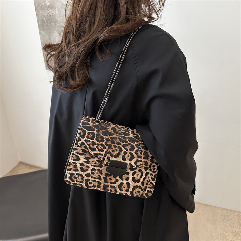 The 2025 new style of fashionable, trendy, textured and shaped small square bag, European and American retro leopard print single-shoulder bag, chain crossbody bag is in vogue details Picture