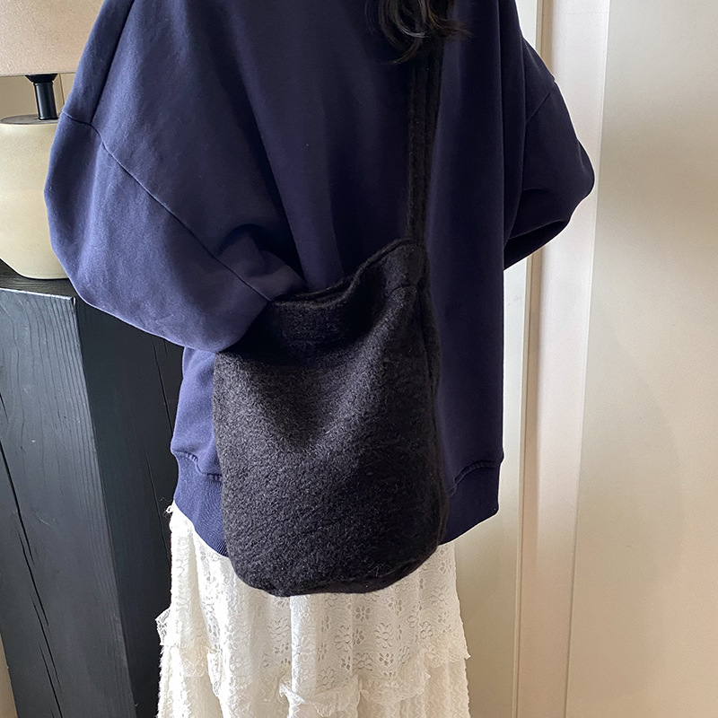 Stylish and individualistic 2025 new contrasting color, fluffy, large-capacity commuter woolen single-shoulder crossbody bucket women's bag details Picture
