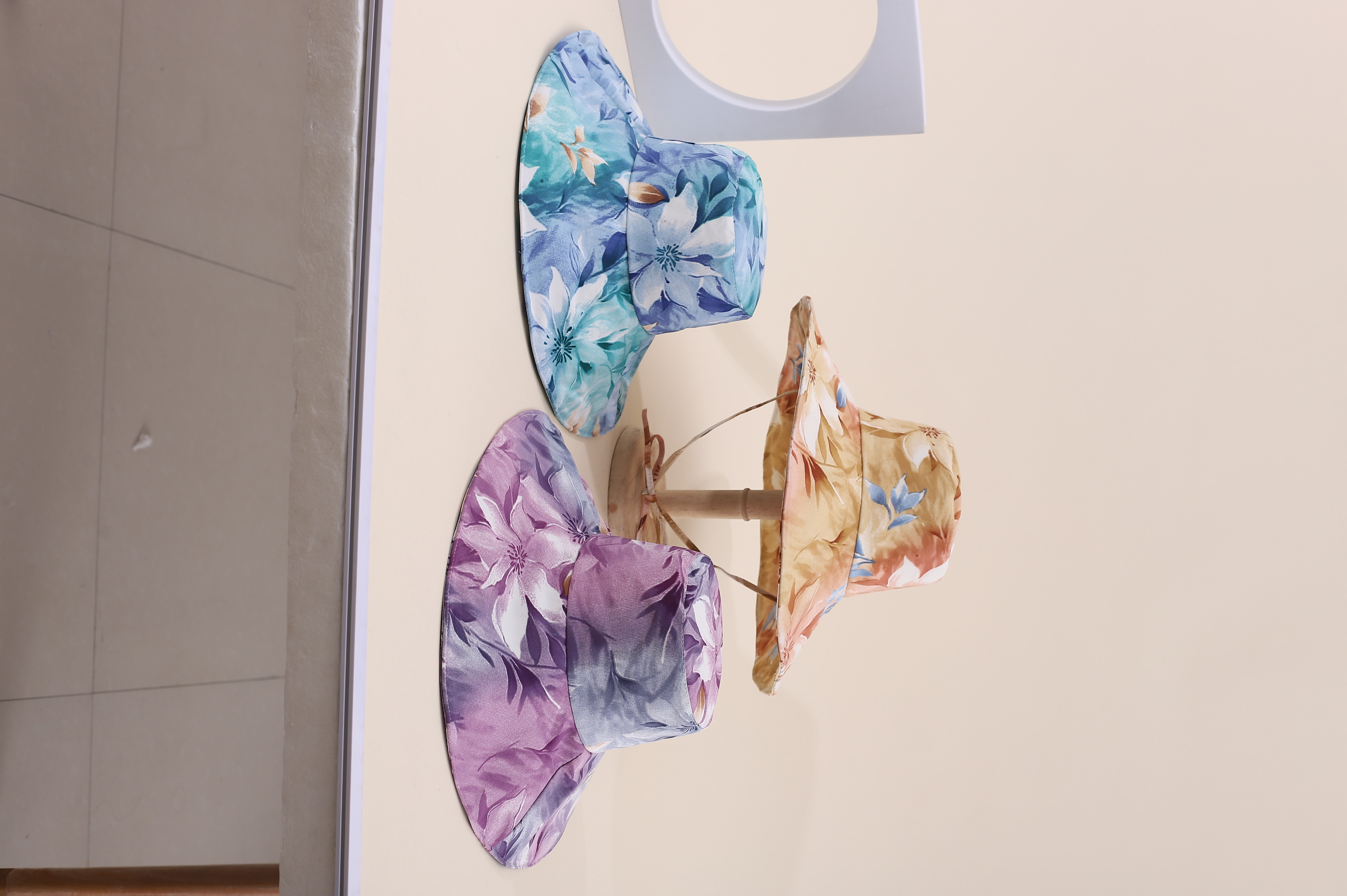 This is a popular Korean-style large-flowered, irregular cap with a big brim in spring and summer. It is fashionable, classic, versatile, and can make your face look good. It is suitable for small outdoor trips, sun protection, and taking photos by the seaside. It is also a perfect choice for women and adults full figure