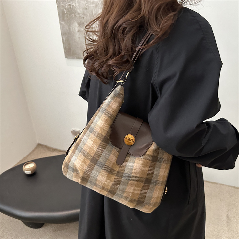 Woolen checkered backpack for women's spring 2025 New style, trendy school-style tote bag, casual large-capacity crossbody bag details Picture