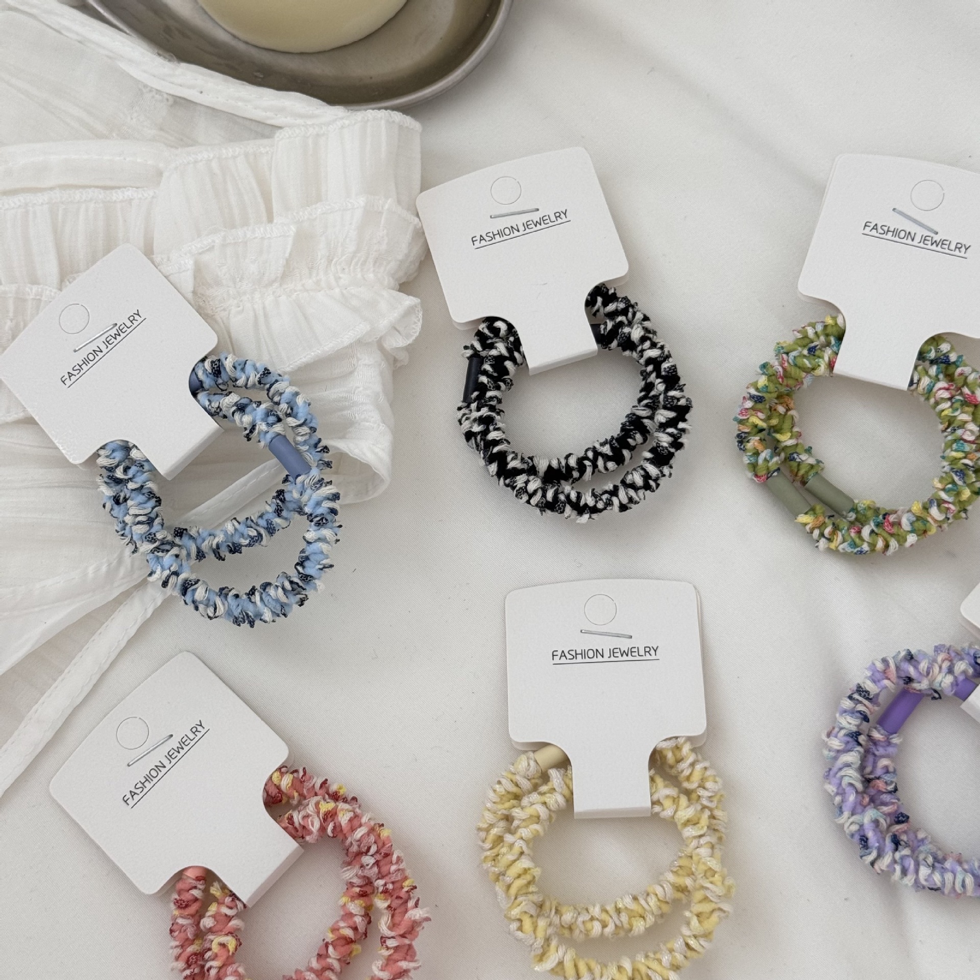 Two new styles of hair accessories featuring spiral woven high-elasticity rubber bands, durable rubber bands and ponytail hair ties that won't damage hair Application Scenario