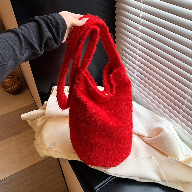 Stylish and individualistic 2025 new contrasting color, fluffy, large-capacity commuter woolen single-shoulder crossbody bucket women's bag full figure