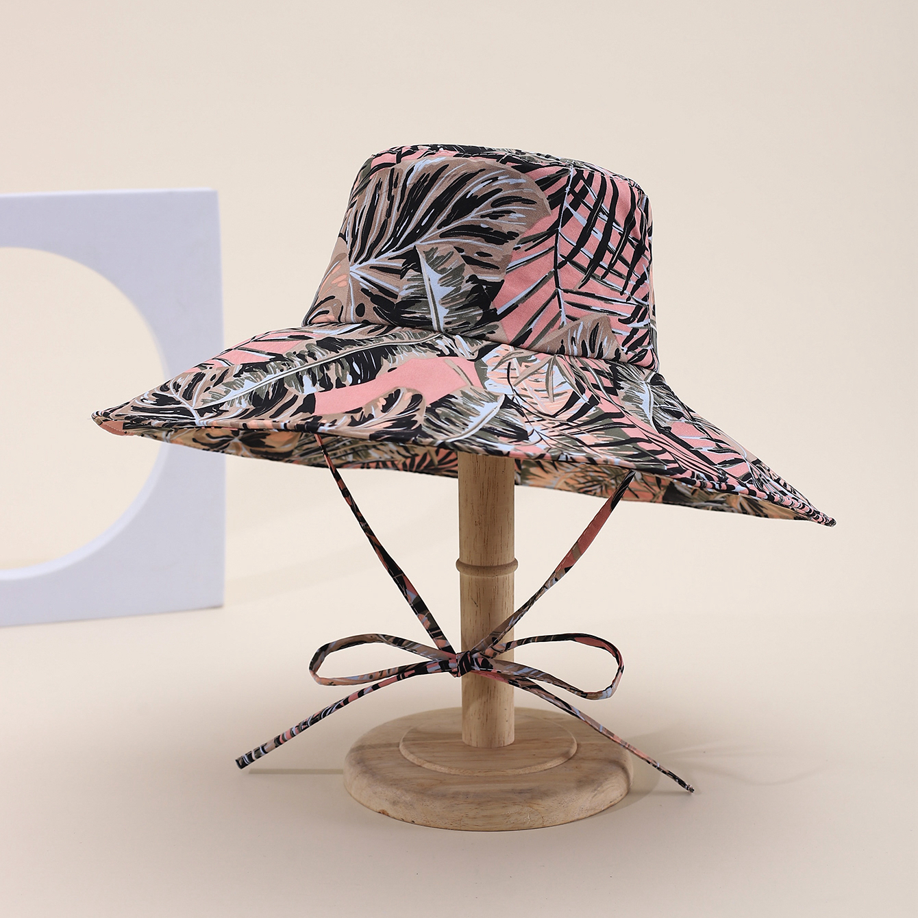 This spring and summer hit Korean-style large leaf irregular print leopard print hat brim is fashionable, classic and versatile. It can make you look good on your face. It's suitable for small outdoor trips, sun protection, and taking photos by the seaside. This adult hat for women comes with a windproof rope Application Scenario