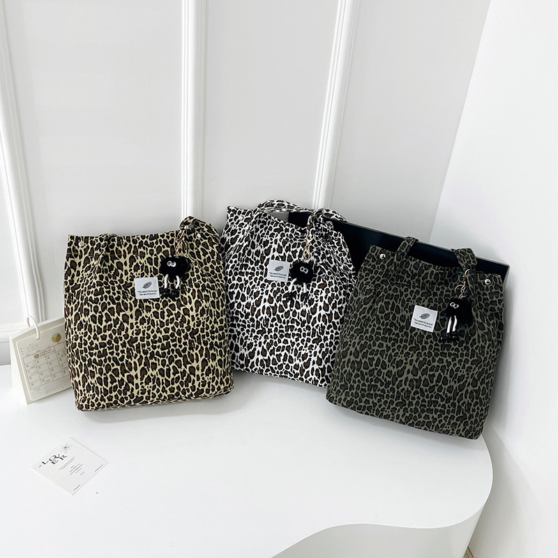Leopard print women's bag, single-shoulder bag, Korean-style large-capacity hand-held women's bag, commuting French-style tote bag Application Scenario