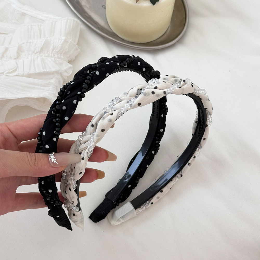 Fashionable retro polka dot crystal wrapped headband for women, 2025 new style, high-end close-toothed broken hair headband, hairpin and hair accessory Application Scenario