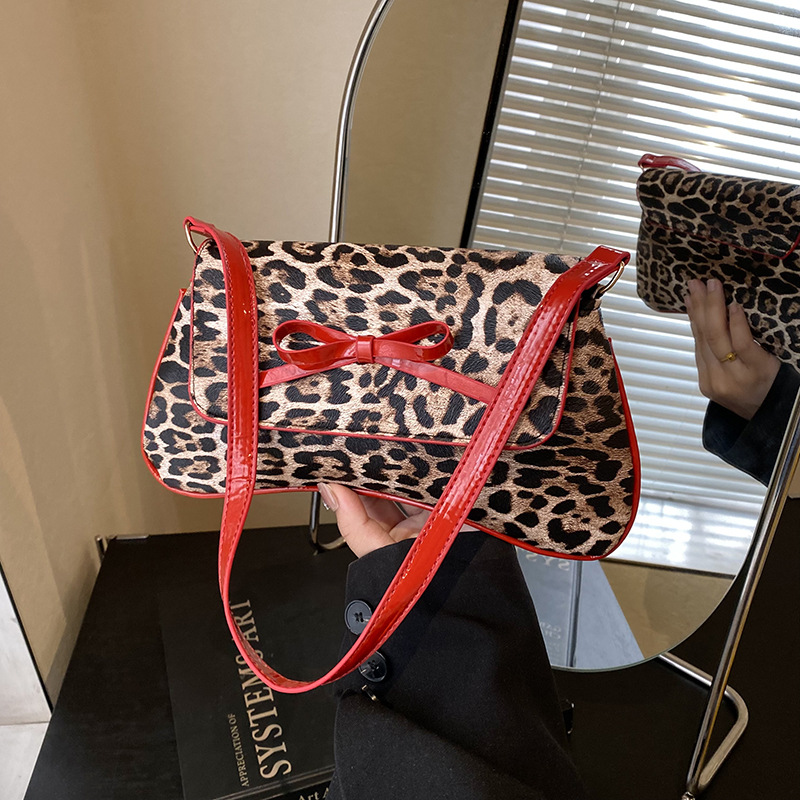 A new retro Korean-style leopard print bag with a bow, fashionable PU leather, trendy, individual and stylish single-shoulder underarm bag full figure