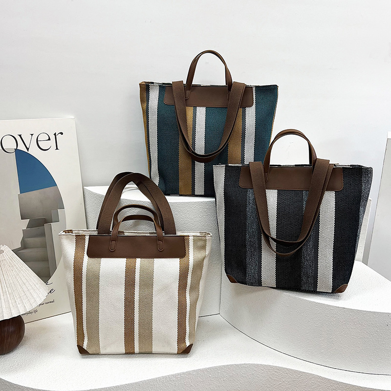 High-end large-capacity commuter bag for women 2025 new style fashionable student class canvas hand-held shoulder tote bag Application Scenario