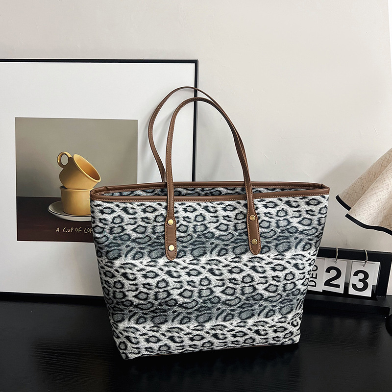 A large-capacity hand-held tote bag with a laid-back style for women, a new casual and fashionable leopard print single-shoulder commuter bag for 2025 full figure