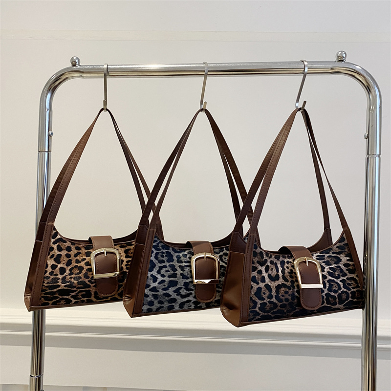 Casual single-shoulder bag 2025 new style fashionable spring simple commuting bag Leopard print crossbody women's bag underarm handbag Application Scenario