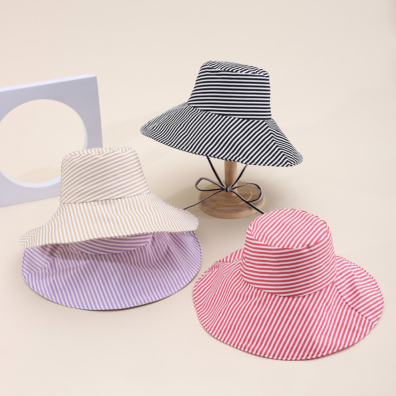 This spring and summer hit Korean-style irregular printed striped hat brim is fashionable, classic and versatile. It can make you look good on your face. It's suitable for small outdoor trips, sun protection, and taking huge photos by the seaside. This adult hat for women comes with a windproof rope full figure