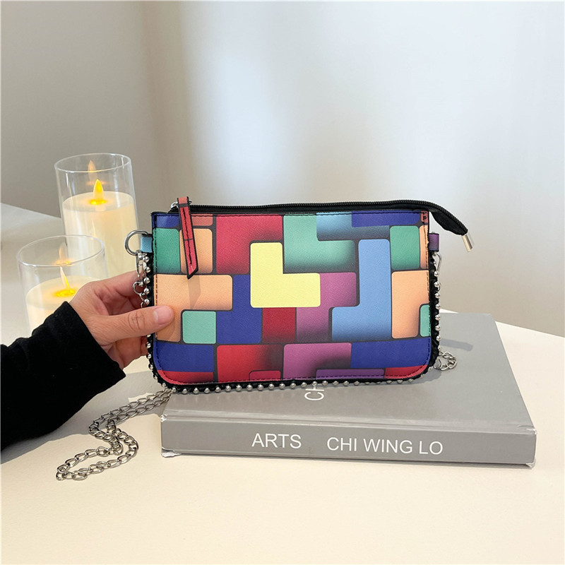 The checkered stylish handbag is a new, simple and fashionable underarm bag for women in 2025. It is a casual, color-blocking single-shoulder small square bag full figure