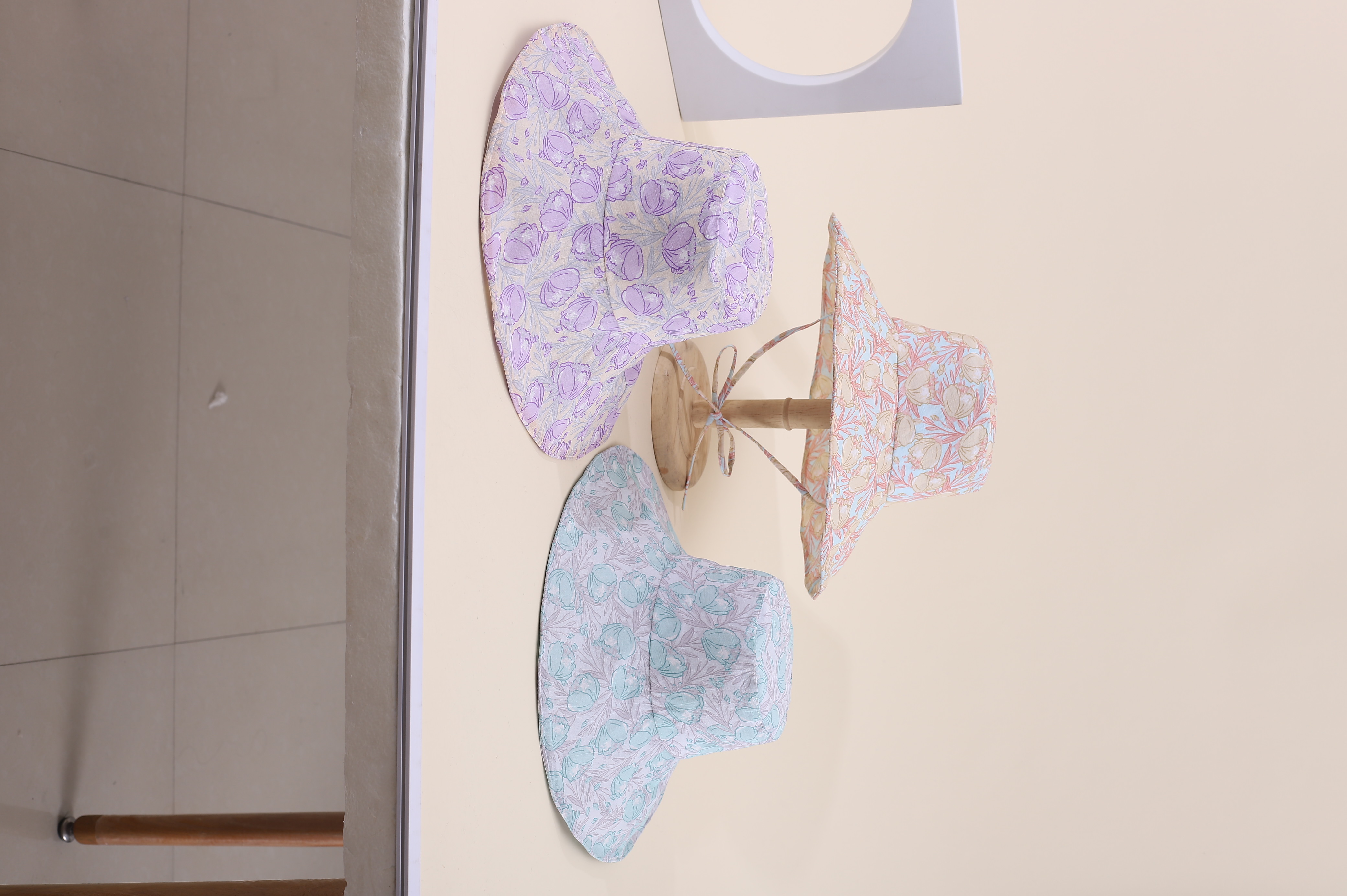 This is a must-have Korean-style cap with irregular printed patterns for spring and summer. It is fashionable, classic, versatile, and can make your face look good. It is suitable for small outdoor trips, sun protection, and taking photos by the seaside. It is also a perfect choice for women and adults full figure