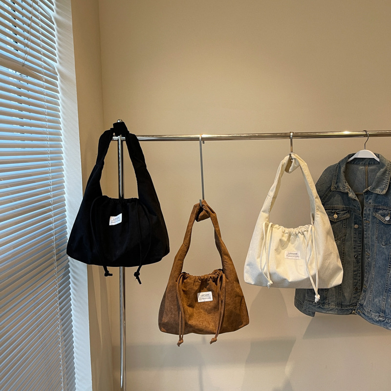 This is a new, trendy, retro, versatile, large-capacity, casual and lightweight single-shoulder bag for women in 2025 Application Scenario