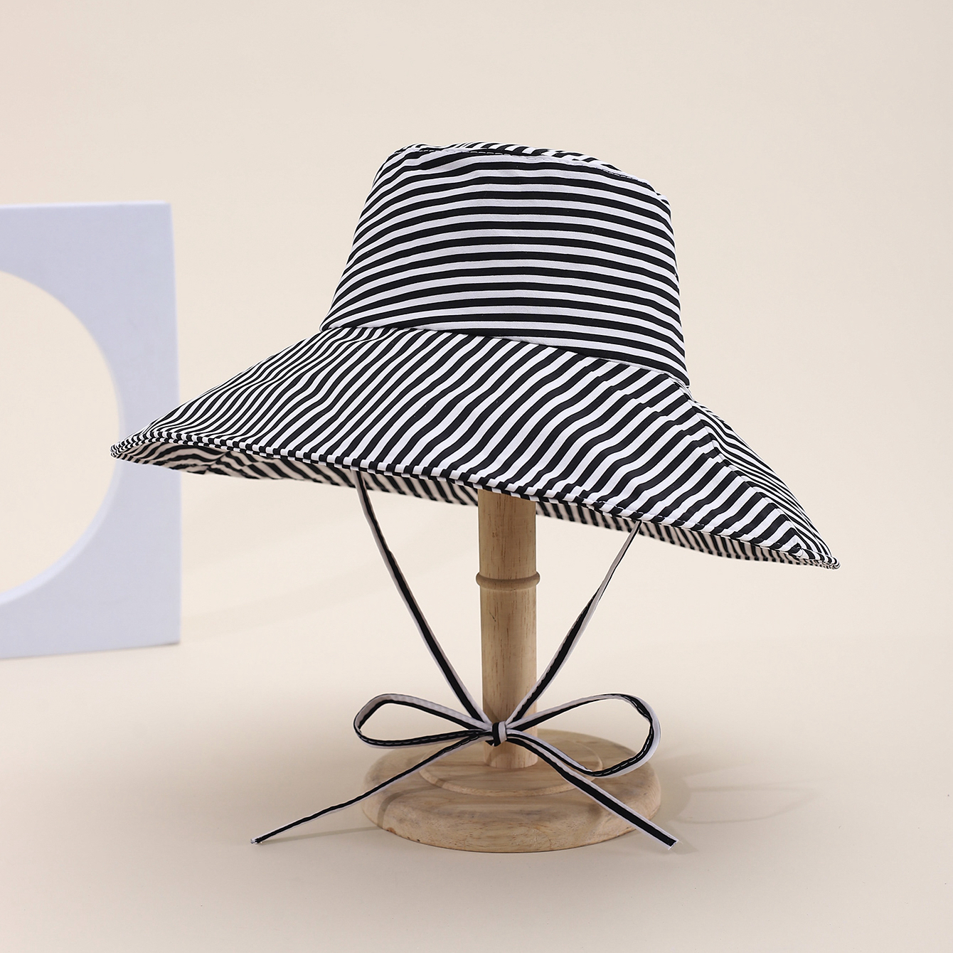 This spring and summer hit Korean-style irregular printed striped hat brim is fashionable, classic and versatile. It can make you look good on your face. It's suitable for small outdoor trips, sun protection, and taking huge photos by the seaside. This adult hat for women comes with a windproof rope details Picture