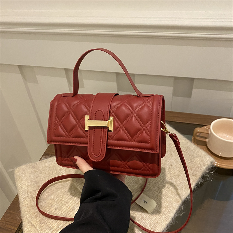 This is a new spring 2025 fashionable solid color versatile commuting small square bag with a retro texture and a hand-held shoulder crossbody full figure