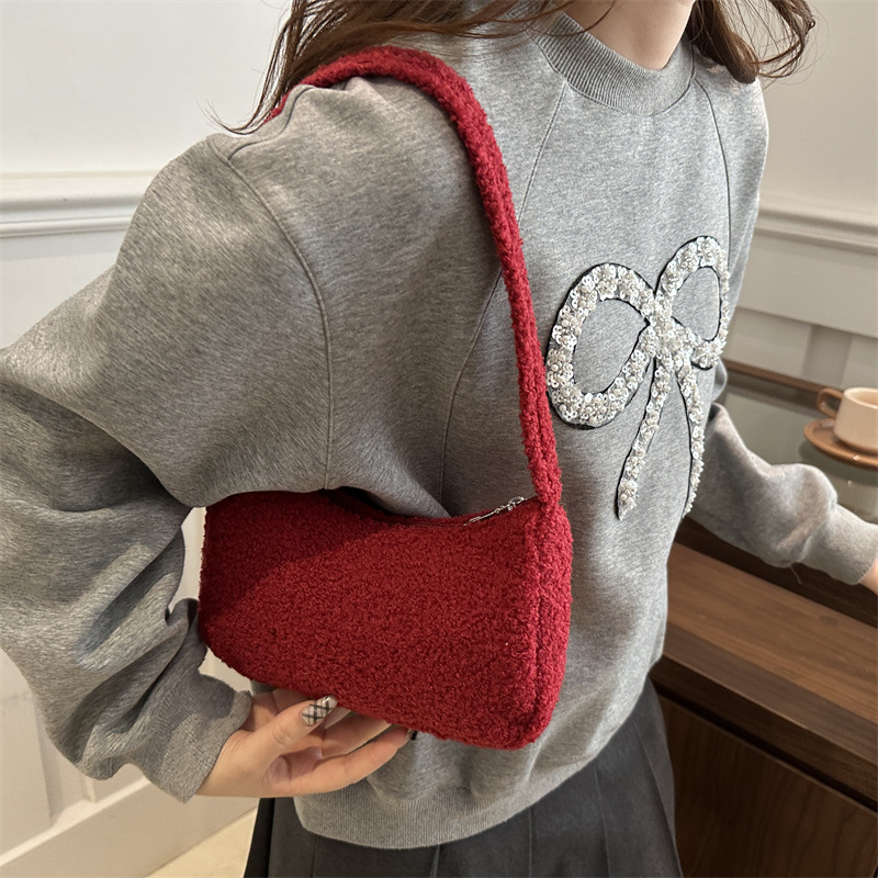 A new spring Korean style fashionable and individualistic ins underarm bag with a large capacity of plush, soft and soft single-shoulder crossbody bag for student girls Specification drawing