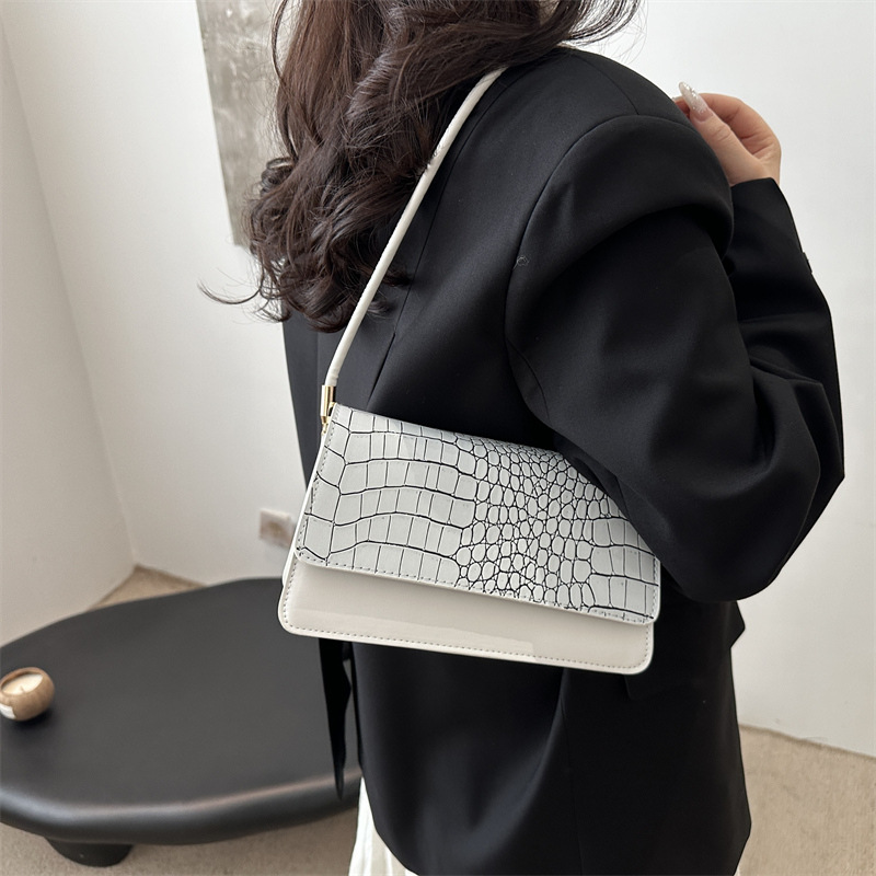 This is a new, niche, simple and retro handbag for women in 2025. It's a versatile baguette bag for women and a small square bag for one shoulder under the arm details Picture