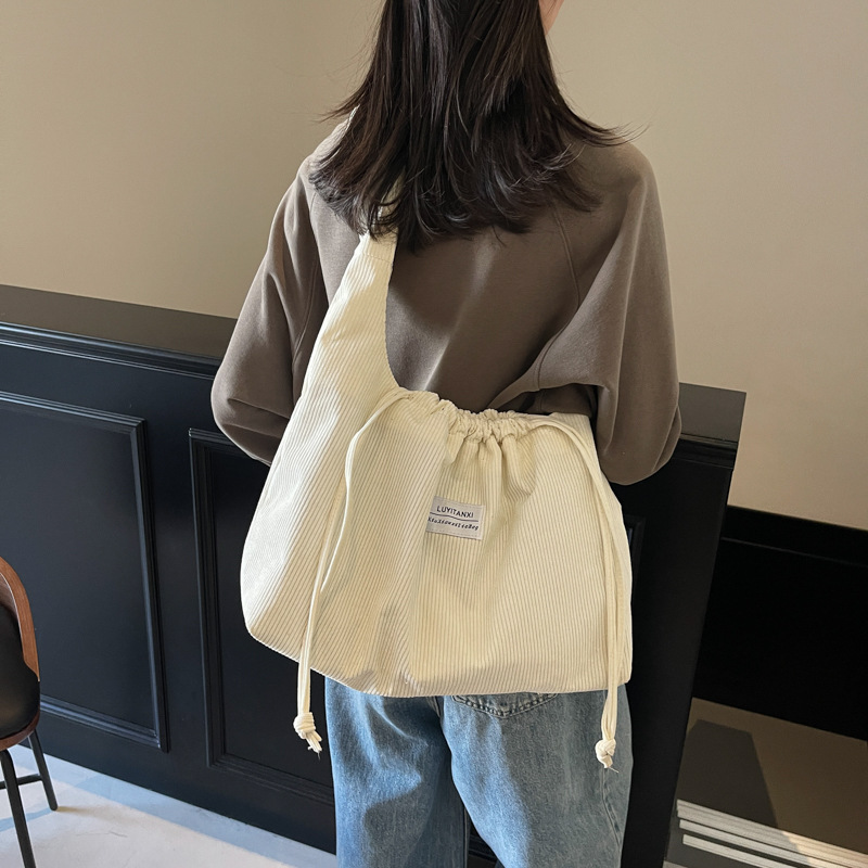 This is a new, trendy, retro, versatile, large-capacity, casual and lightweight single-shoulder bag for women in 2025 details Picture