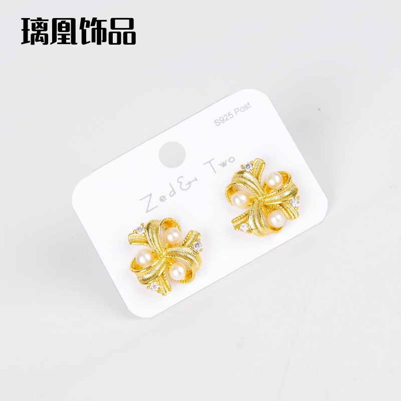 Lihuang Accessories: European and American non-fading titanium steel earrings, women's gold, niche, light luxury, fashionable and high-end earring wholesale details Picture