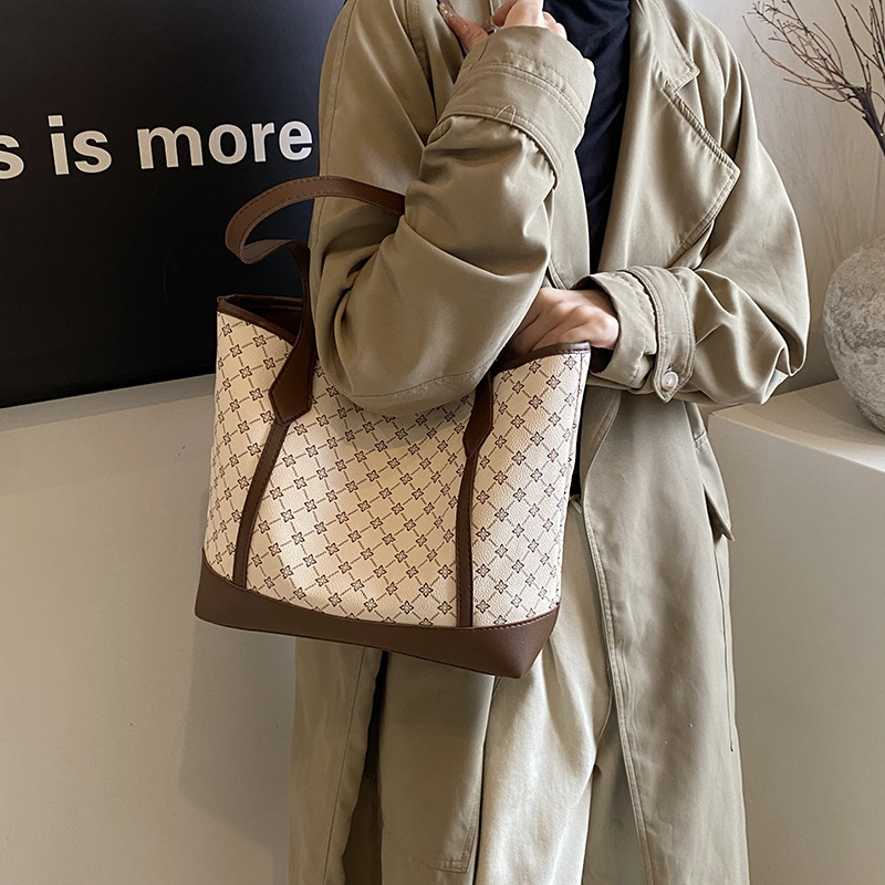 Large-capacity tote commuter bag, Spring 2025 new style, simple texture, personality pattern single-shoulder bag for women details Picture
