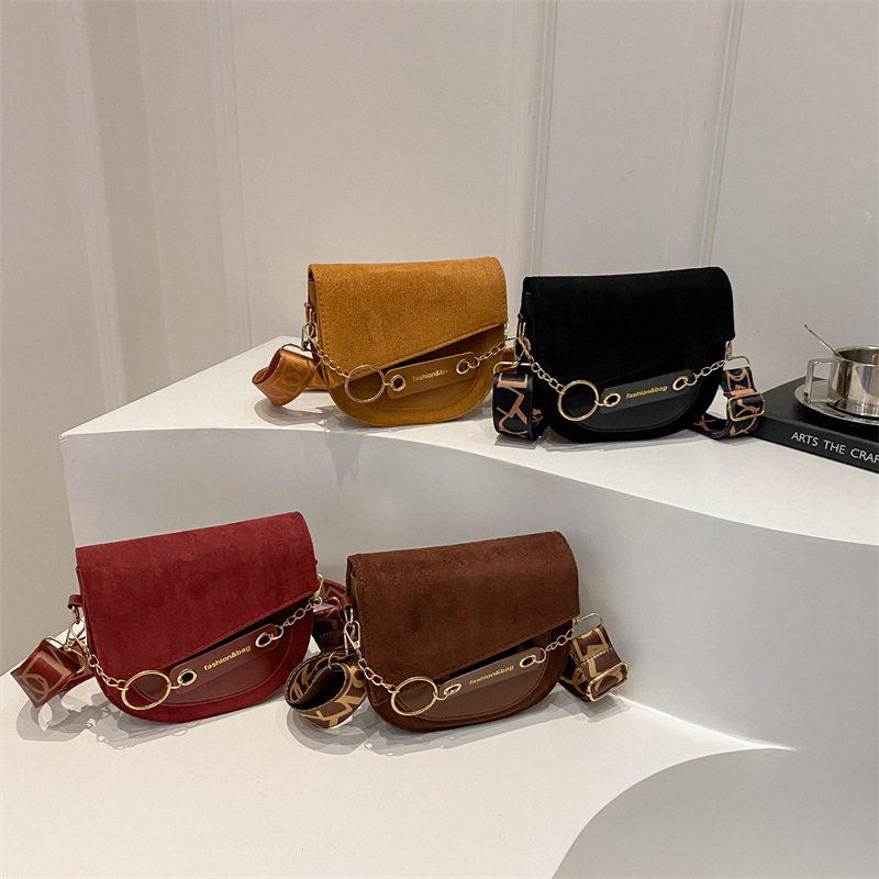 New semi-round bag in solid color crossbody bag, elegant wide shoulder strap saddle bag 2024, fashionable matte design trendy single-shoulder bag Application Scenario