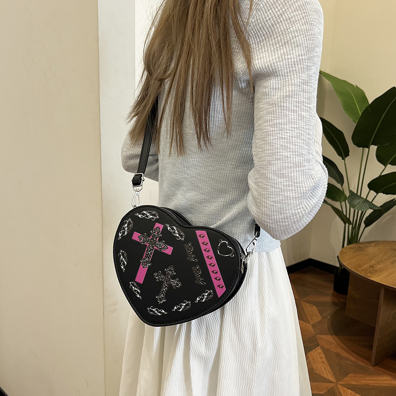 A trendy and versatile casual bag for women in 2025, a simple and stylish crossbody bag with a heart shape Specification drawing