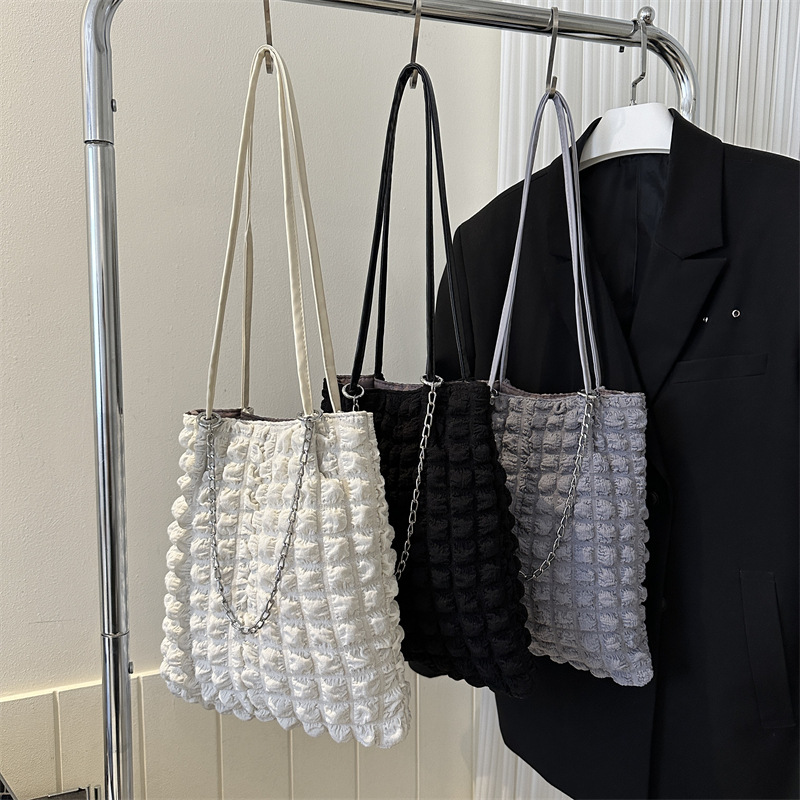 The new Korean-style single-shoulder tote bag for casual large-capacity women in 2025 is fashionable, trendy and simple Application Scenario