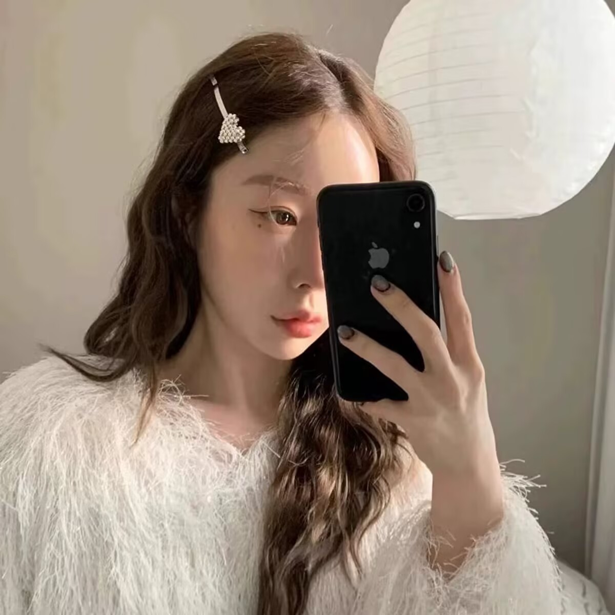 A retro and sweet girl's bangs hairpin and simple hairpin accessory, the same style as Korean ONI's pearl heart-shaped one-piece clip details Picture