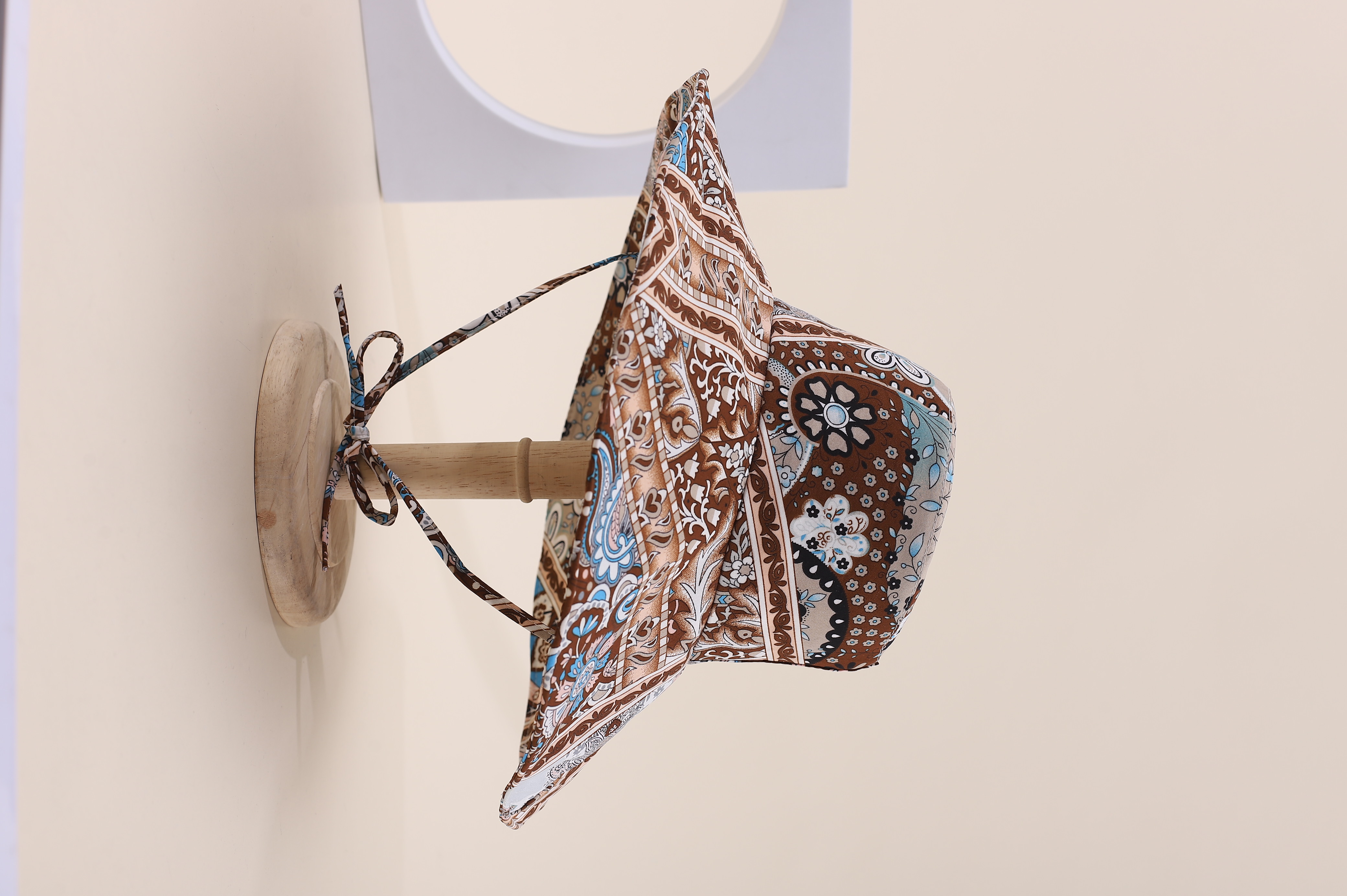 This is a popular Korean-style irregular cashew print hat with a large brim for spring and summer. It is fashionable, classic, versatile, and can make your face look good. It is suitable for small outdoor trips, sun protection, and taking photos by the seaside. It is also a perfect choice for women and adults Application Scenario