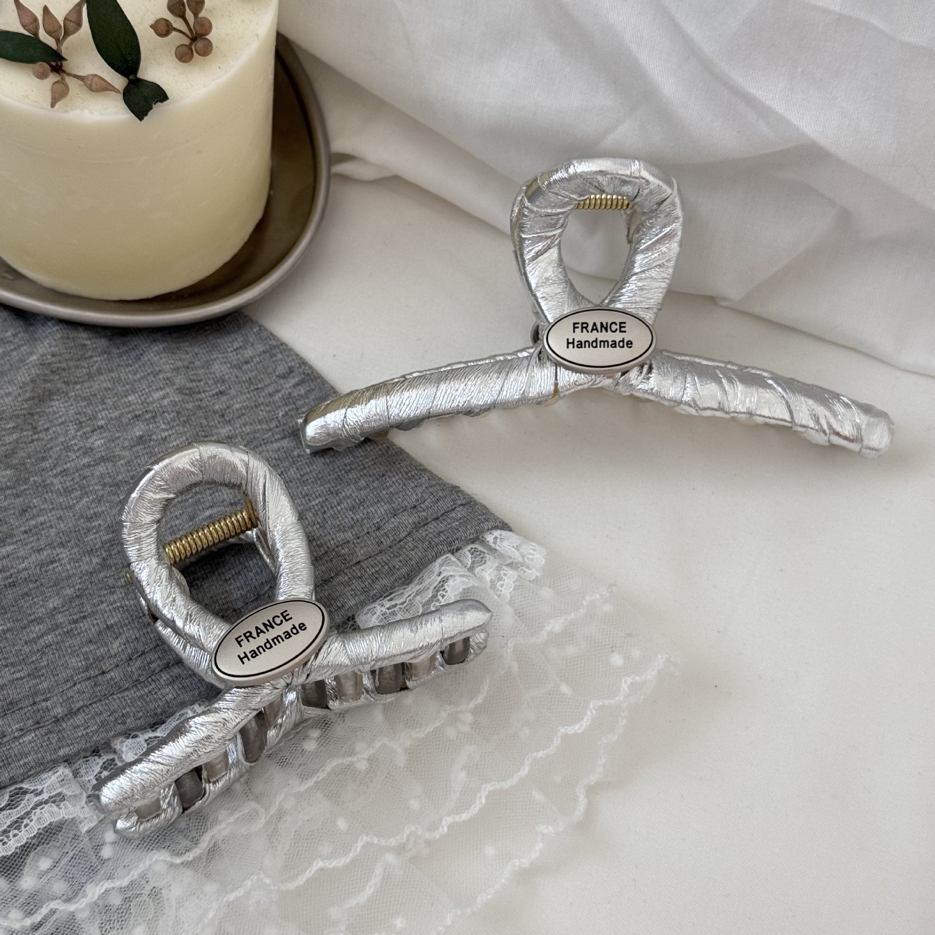The Korean style of a fresh and elegant girl with a silver wrap clip, a simple and elegant oval logo, and a gentle commuting hairpin at the back of the head full figure