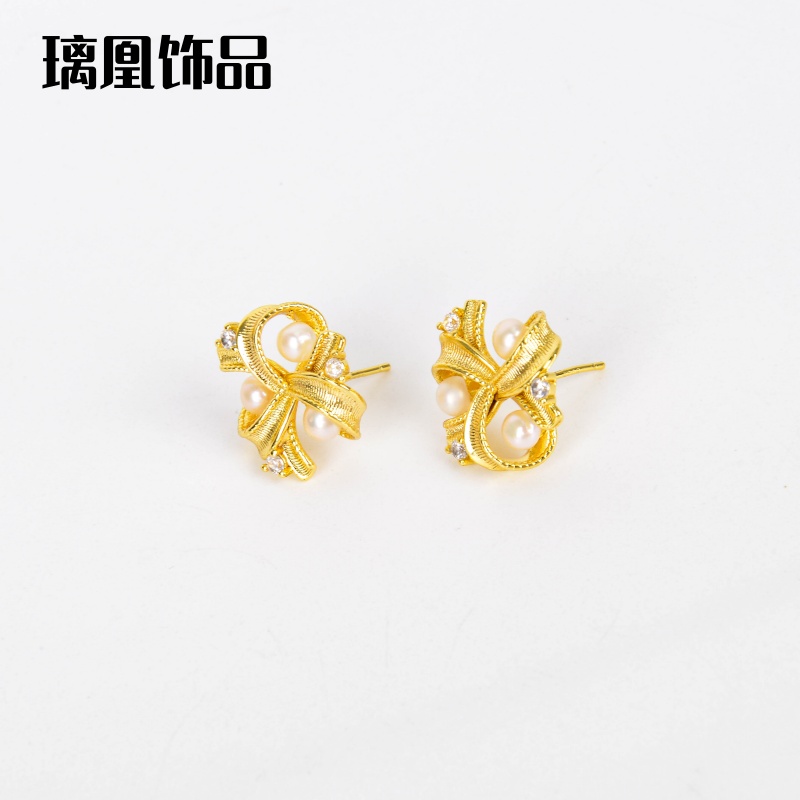 Lihuang Accessories: European and American non-fading titanium steel earrings, women's gold, niche, light luxury, fashionable and high-end earring wholesale Application Scenario