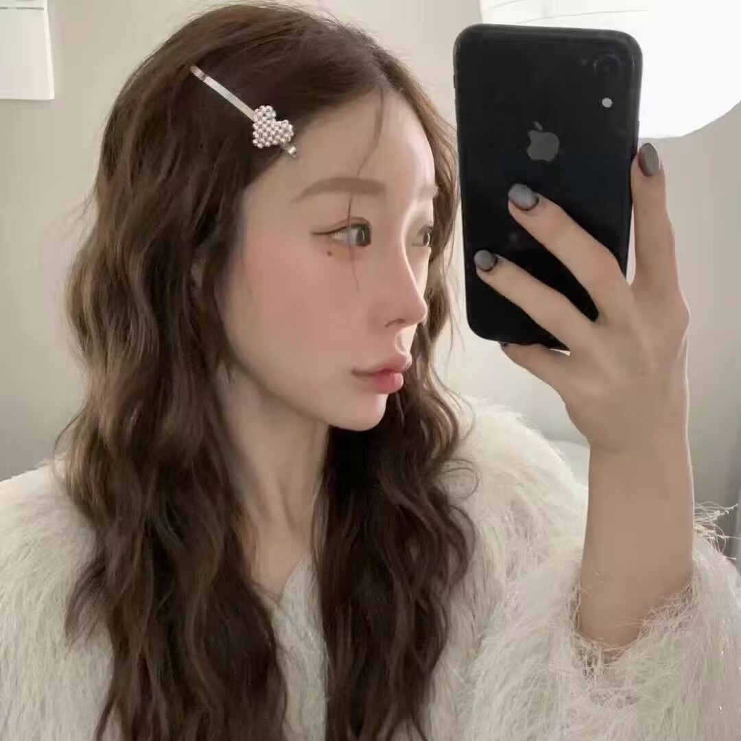 A retro and sweet girl's bangs hairpin and simple hairpin accessory, the same style as Korean ONI's pearl heart-shaped one-piece clip full figure
