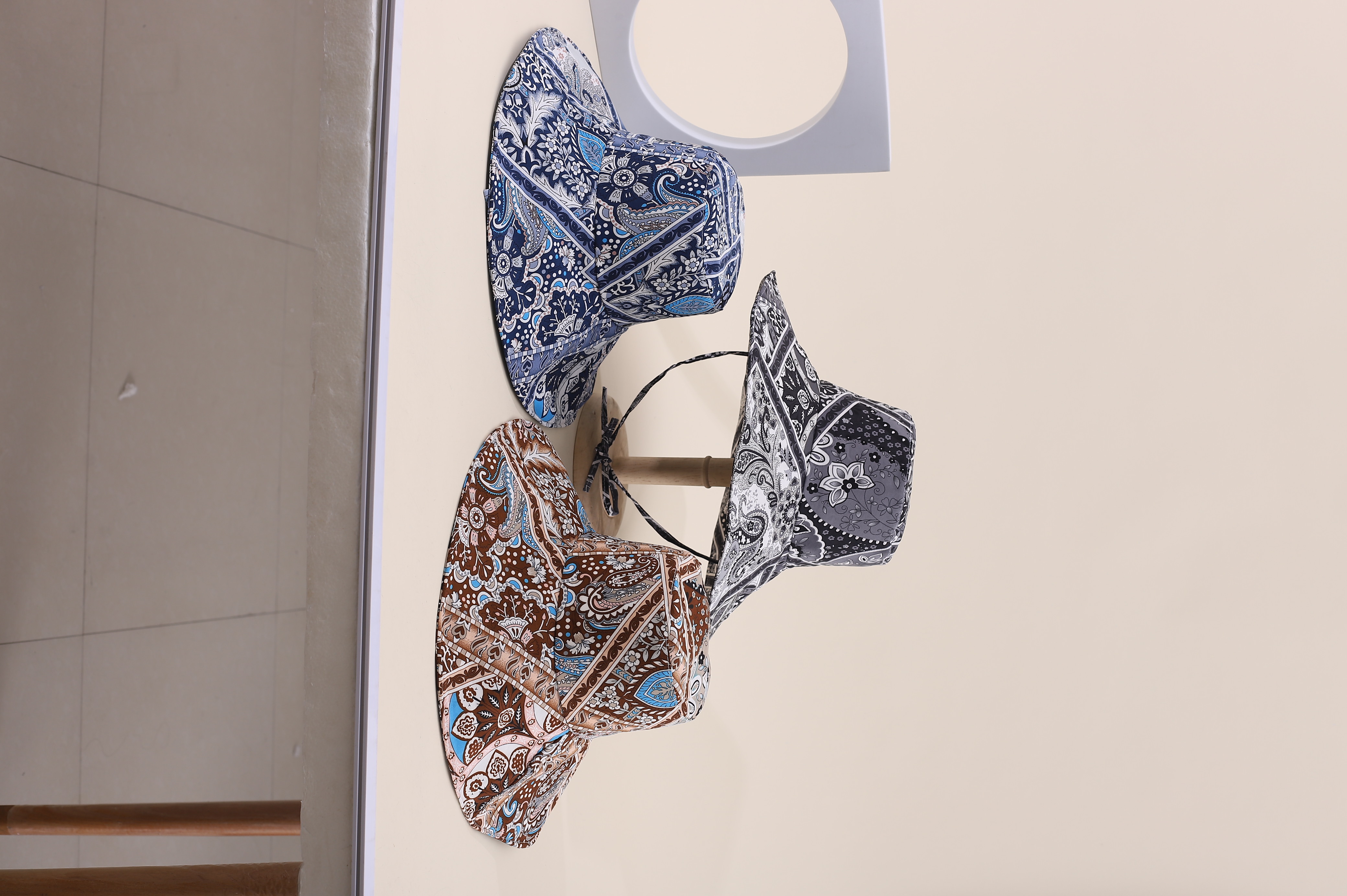 This is a popular Korean-style irregular cashew print hat with a large brim for spring and summer. It is fashionable, classic, versatile, and can make your face look good. It is suitable for small outdoor trips, sun protection, and taking photos by the seaside. It is also a perfect choice for women and adults full figure