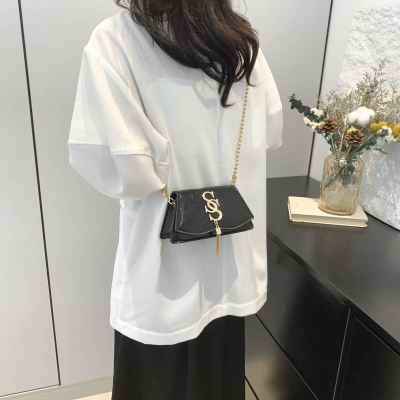 A simple and stylish fringed single-shoulder bag for ladies in 2025, a simple and fashionable underarm bag for commuting, a small square bag for women to cross borders details Picture
