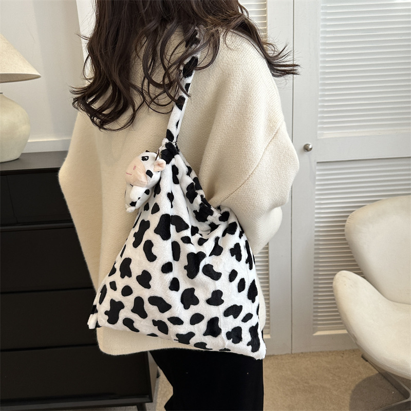 This year's trendy spring single-shoulder bag, a stylish and casual large-capacity crossbody bag made of women's plush and lambskin Specification drawing