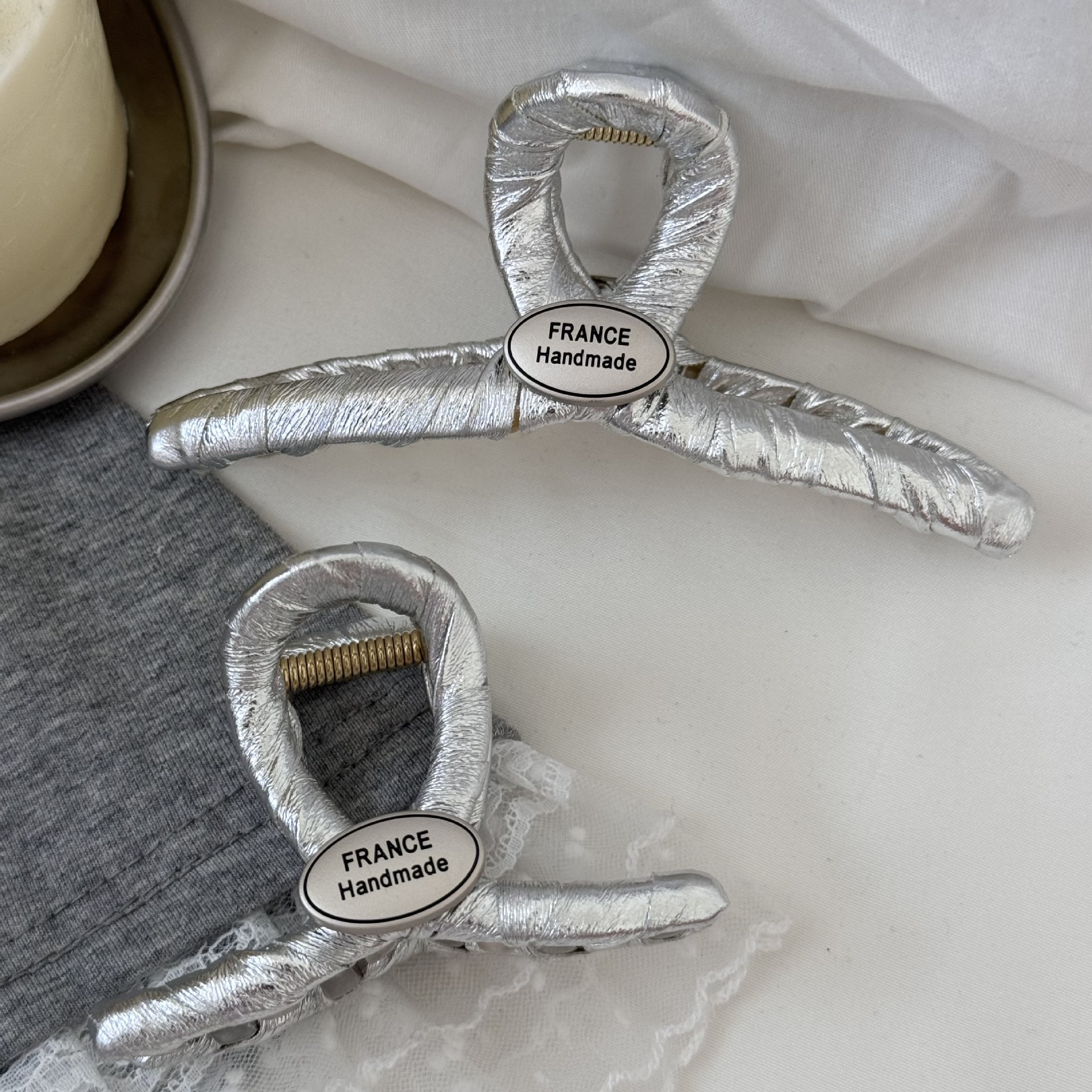 The Korean style of a fresh and elegant girl with a silver wrap clip, a simple and elegant oval logo, and a gentle commuting hairpin at the back of the head Application Scenario