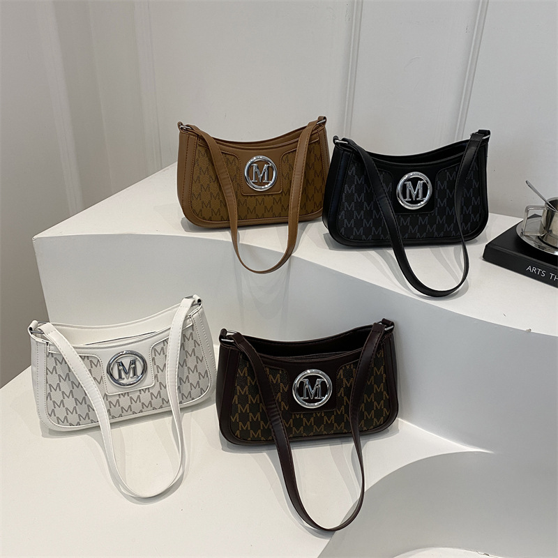 A new, stylish and artistic underarm bag for women in the spring of 2025. A small, unique and simple square bag with letch-printed crossbody Application Scenario